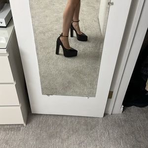 Platform Valentino. Black pumps